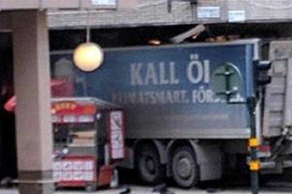 Stoccolma, camion contro la folla in via pedonale: sentiti spari, molti i feriti