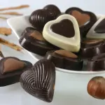 Il cioccolato fondente fa dimagrire? 10 motivi per mangiarlo tutti i giorni