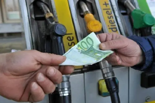 Prezzo carburante Pasqua e Pasquetta 2017, aumenti e rincari per diesel e benzina