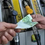 Prezzo carburante Pasqua e Pasquetta 2017, aumenti e rincari per diesel e benzina