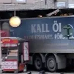 Stoccolma, camion contro la folla in via pedonale: sentiti spari, molti i feriti (video)