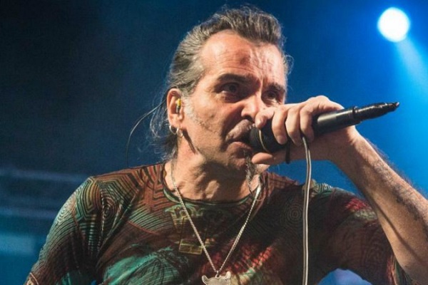 Piero Pelù denunciato da un fan: è stato colpito dal microfono al concerto