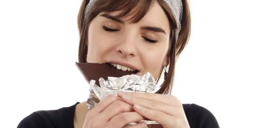 Il cioccolato fondente fa bene alla salute e al buon umore: tutte le proprietà