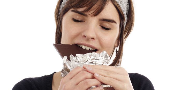 Il cioccolato fondente fa bene alla salute e al buon umore: tutte le proprietà