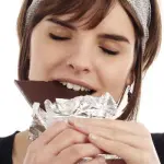 Il cioccolato fondente fa bene alla salute e al buon umore: tutte le proprietà