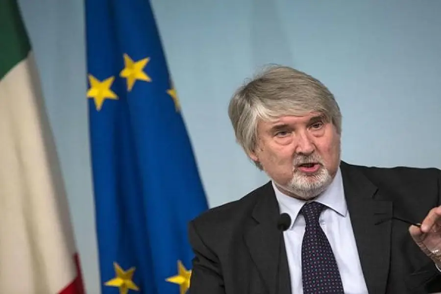 Gaffe Ministro Poletti a Bologna, per cercare lavoro meglio il calcetto del CV: è polemica