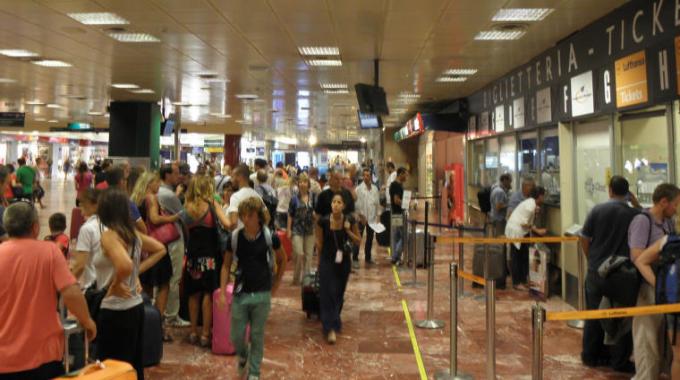 Bologna, uomo 68enne muore in Aeroporto per arresto cardiaco. Polemica di Lega e M5S