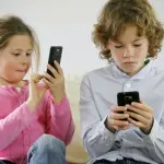 Dipendenza da smartphone e tablet causa la sindrome dell'occhio secco: l'allarme