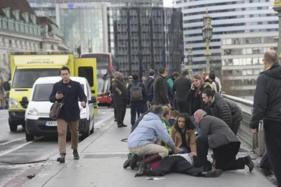 Attacco terroristico a Londra: spari davanti al parlamento, ucciso presunto assalitore