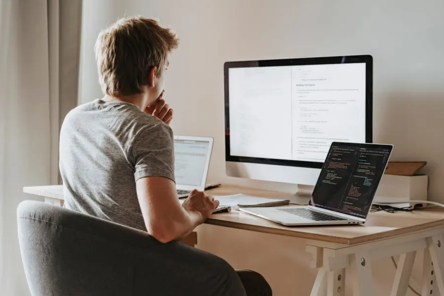 Lavorare in proprio oggi: quando la tecnologia diventa un aiuto, e non una complicazione