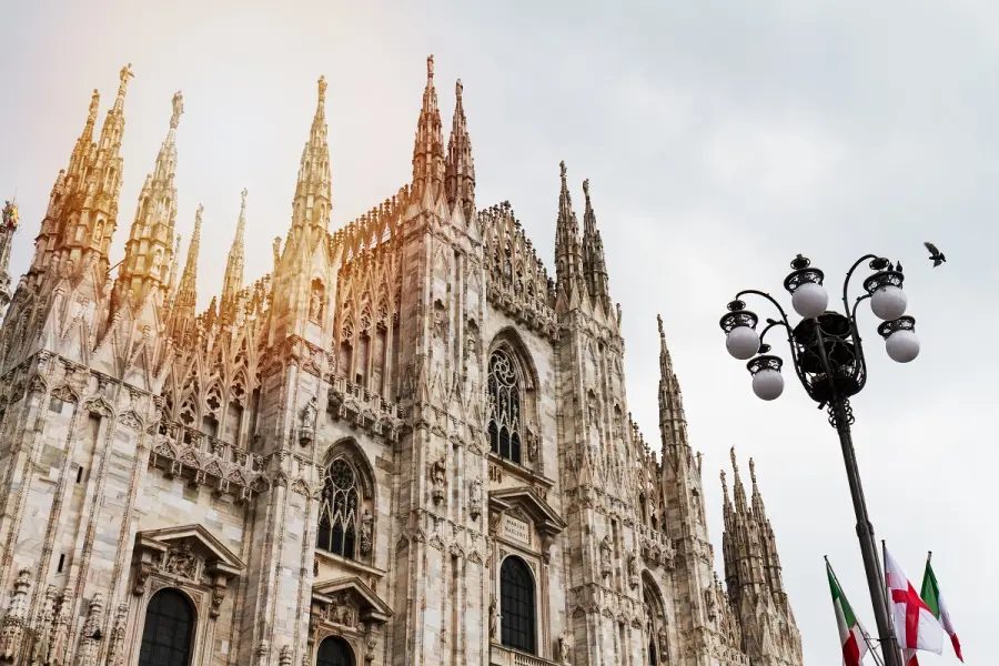 La facciata, le sculture e la terrazza del Duomo di Milano