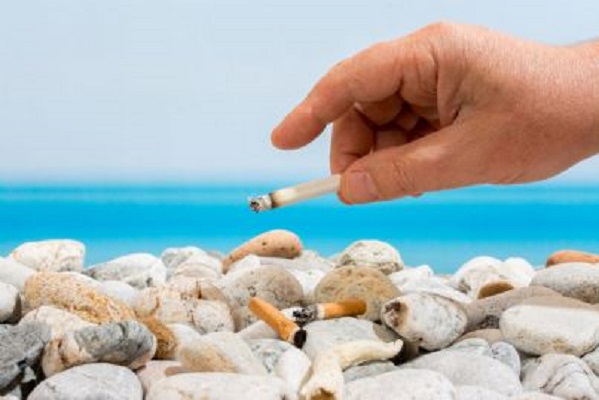 Vietato fumare in spiaggia: il divieto parte dalla Liguria, sanzioni pesanti per i fumatori